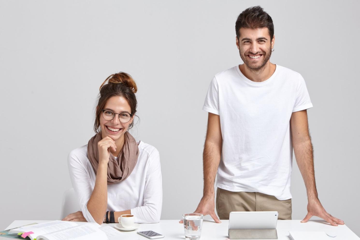 Teilnehmer bei entspanntem Networking in der Pause