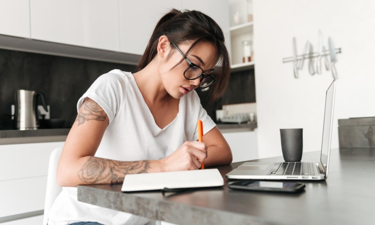 Geschäftsbesprechung mit Finanzunterlagen